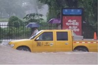 龍舟水太猛！管網(wǎng)搶險“小黃人”與各區(qū)通力合作疏通水浸點(diǎn)！