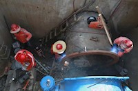 連夜搶修供水爆管！5輛送水車同時(shí)出動(dòng)！