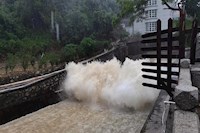 暴雨傾城，水控人冒雨排澇保暢通，守土盡責(zé)保供水安全！