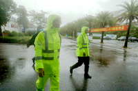 你們執(zhí)筆縱劍，馳騁考場；我們?nèi)σ愿埃诒┯曛斜ｑ{護(hù)航