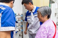 水務(wù)科技賦能社區(qū)治理，為獨(dú)居老人安裝智能水表，精準(zhǔn)呵護(hù)老人安全